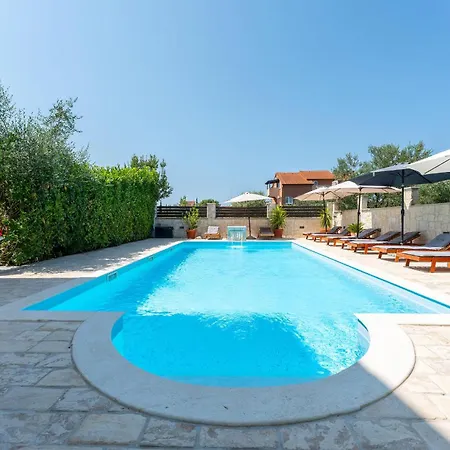 Stunning In باكوشتاني