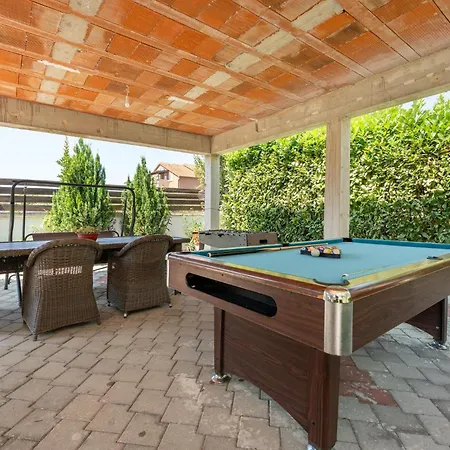 Stunning In باكوشتاني